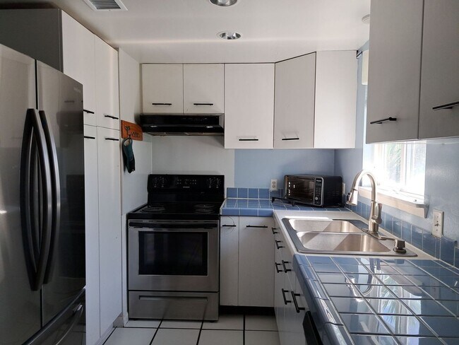 Building Photo - 6912 Beach Dr