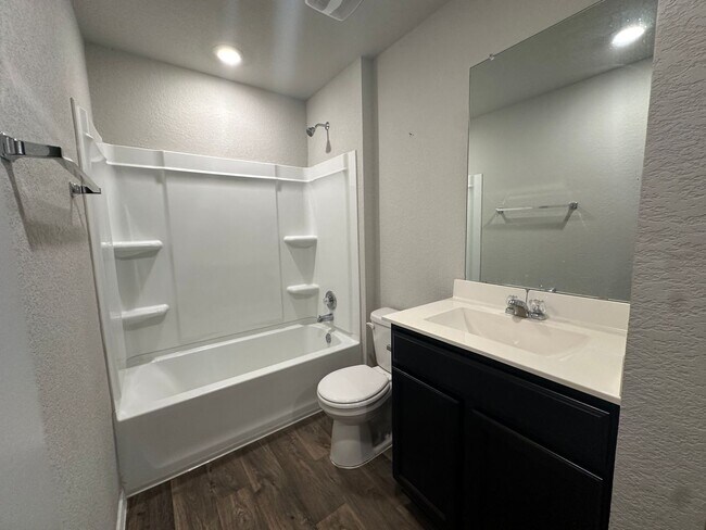 Building Photo - Classic Three Bedroom Two Bath Home in a Great Neighborhood