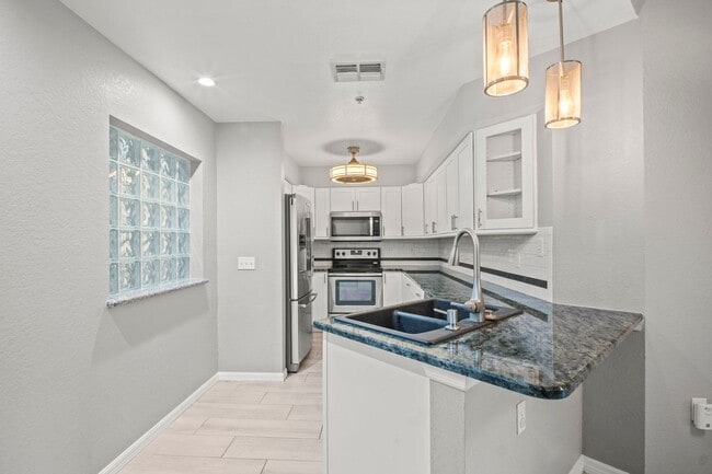 Building Photo - Fully renovated 2 bedrooms 2 baths Condo i...