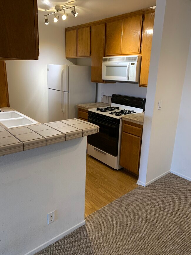 Kitchen - 340 N Hayworth Ave