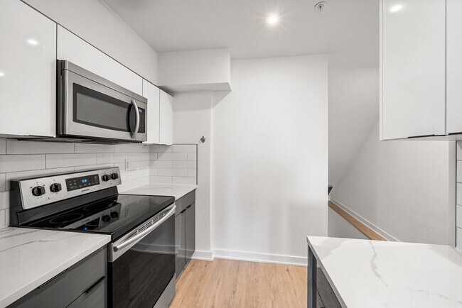 Building Photo - Fairmount/Brewery town gorgeous luxury apartment home, oversized rooms