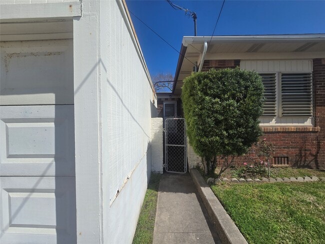 Building Photo - 3828 Ave S