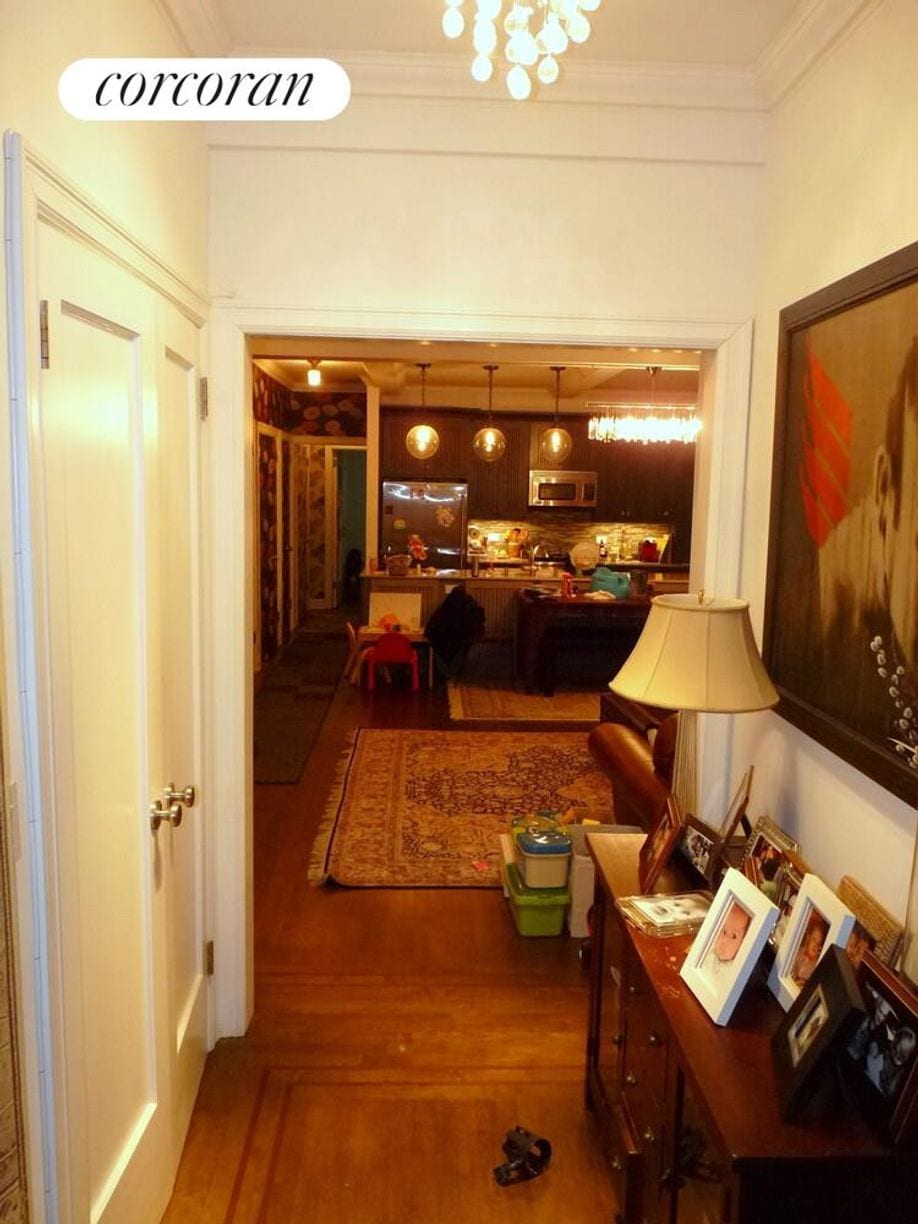 Building Photo - 240 W 98th St