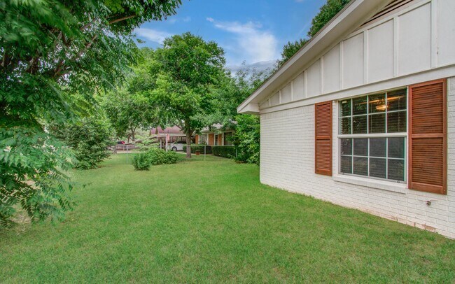 Building Photo - 1722 Front St