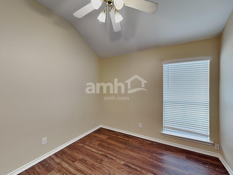 Building Photo - 909 Remington Dr