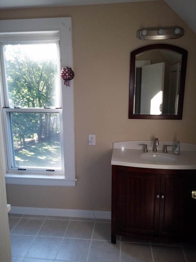 Building Photo - 176 Thompson Ave