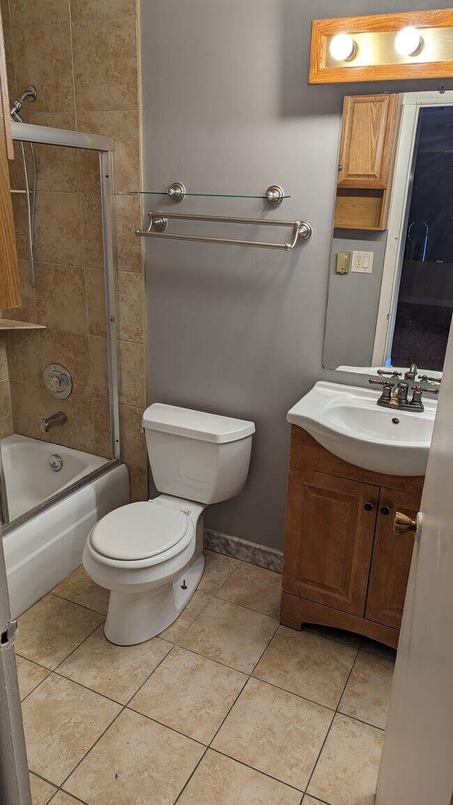 Building Photo - 860 E Old Willow Rd