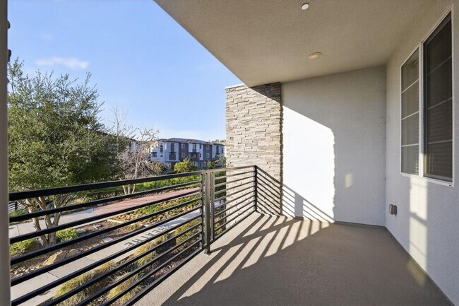 Building Photo - 392 Line St