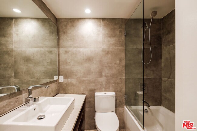 Building Photo - 10450 Wilshire Blvd