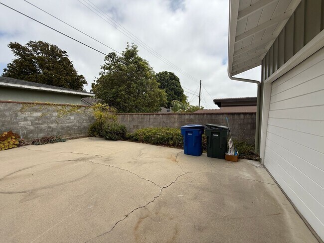 Building Photo - 1950's Ranch Style 2+2 with den/office Hom...
