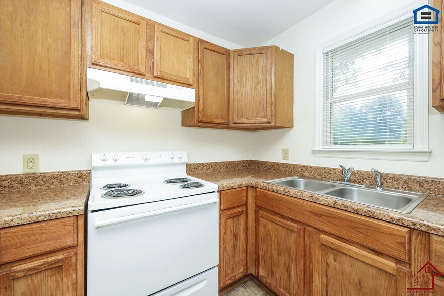 Building Photo - 702 Couch St