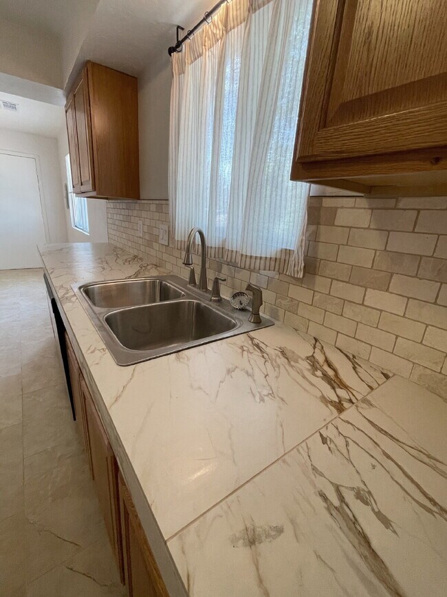 Building Photo - Room to Spread Out! South Valley 3bd on a ...