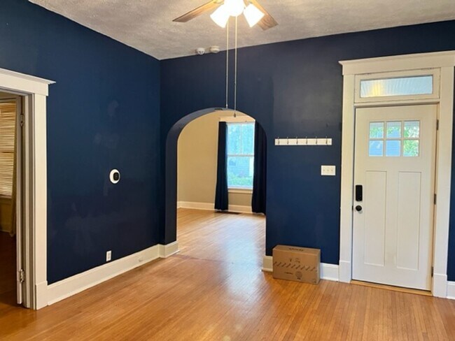Building Photo - Charming Single Family Home with detached ...