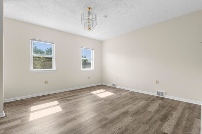 Building Photo - 45 Kossuth St
