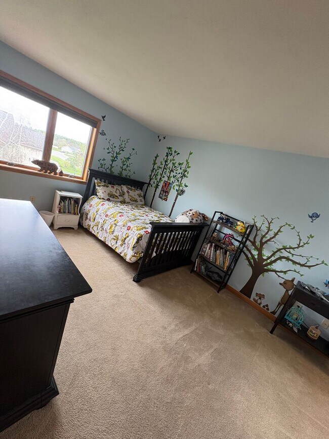 Building Photo - Large 4BR/2.5 BA Home w/ large yard & Central AC