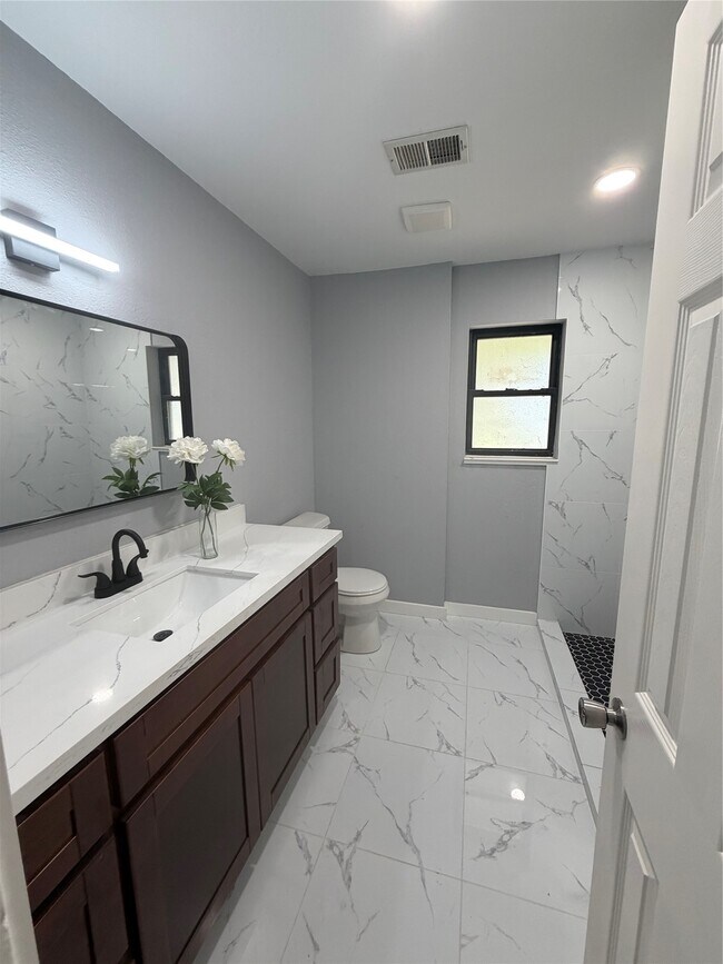 Building Photo - 143 Hollyvale Dr
