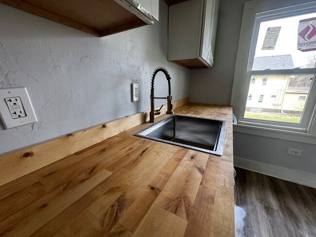 Building Photo - 11702 Tuscora Ave