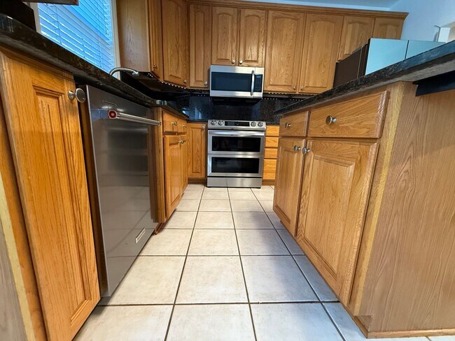 Building Photo - 935 Charter Oaks Dr