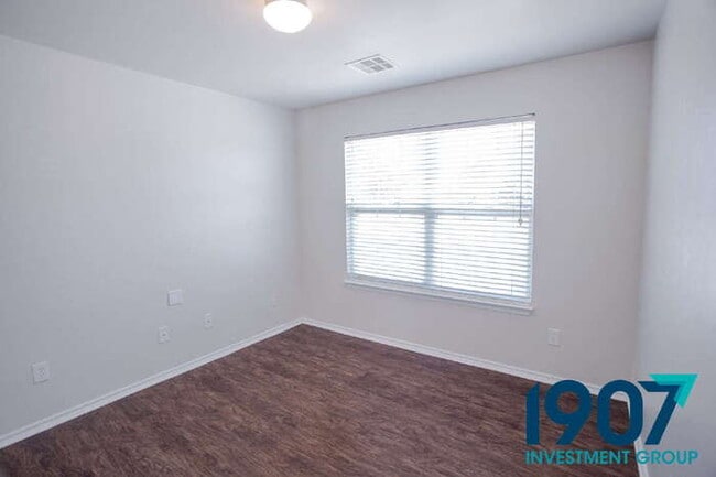 Building Photo - Sacious 4-Bedroom Home with Open Layout!