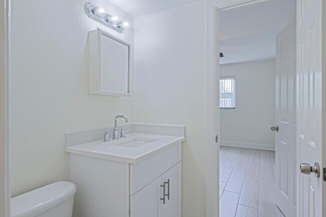 Building Photo - 1505 Crescent Cir