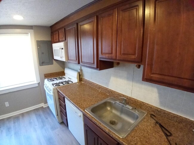 Building Photo - 3Br/1.5Ba Fully Renovated Townhouse