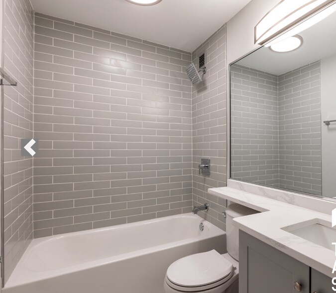 Building Photo - 1214 N La Salle Dr