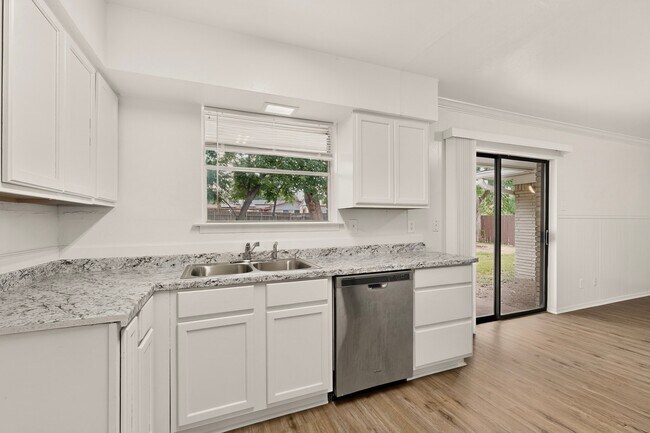 Building Photo - 802 Wisteria Way