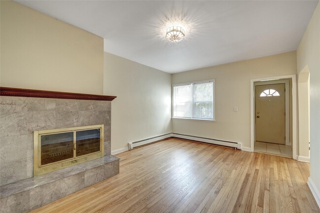 Building Photo - 3 Woodmere Ln