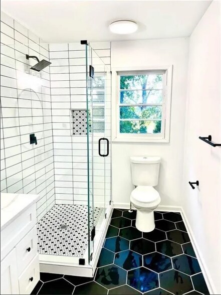 upstairs bathroom - 12 Moore St