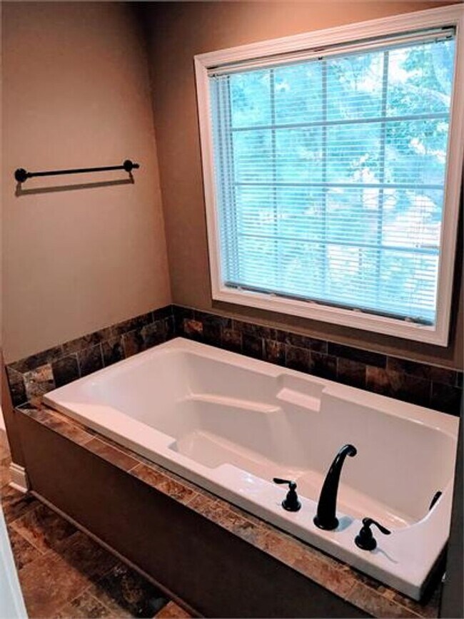 Building Photo - Townhouse in Forest