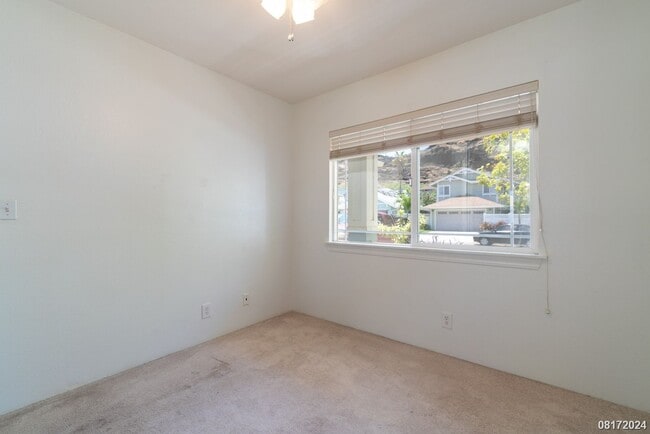 Building Photo - LARGE and SPACIOUS 3bd/3ba/2pkg (SEA COUNTRY) $3900