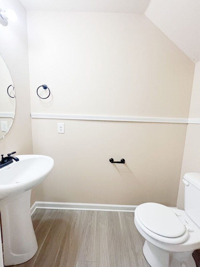 Building Photo - 2 Bedroom 1.5 Bathroom Townhome