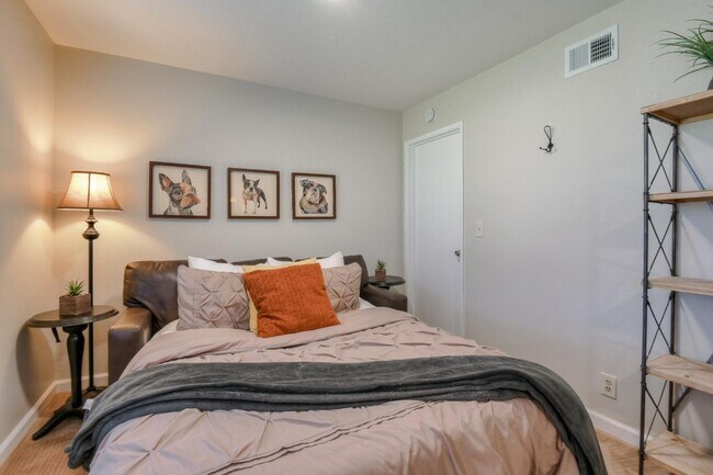 Building Photo - 546 Woodstock Way