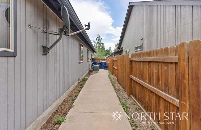 Building Photo - Modern and Spacious 3 bed/2 bath