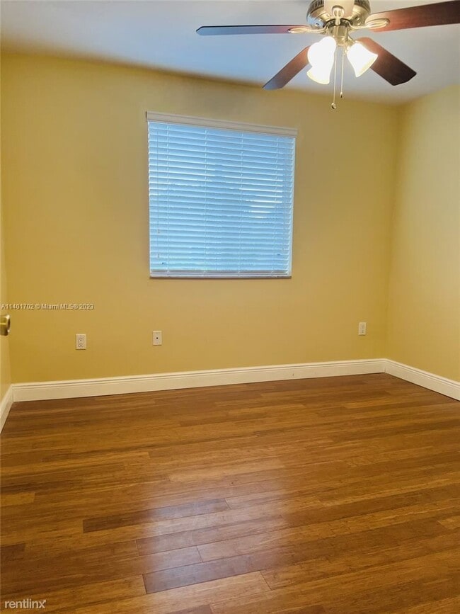 Building Photo - 3 br, 2.5 bath Townhome - 7661 S Southwood...
