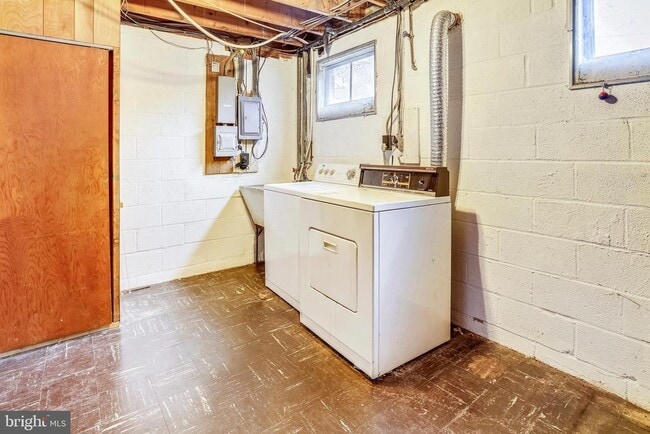 Building Photo - 6048 Rossmore Dr