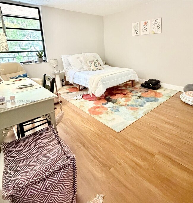 Building Photo - 450 Commodore Dr