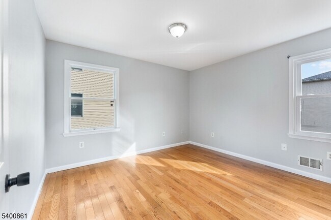 Building Photo - 466 Lidgerwood Ave