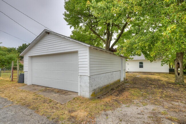 Building Photo - 2123 S Porter Ave