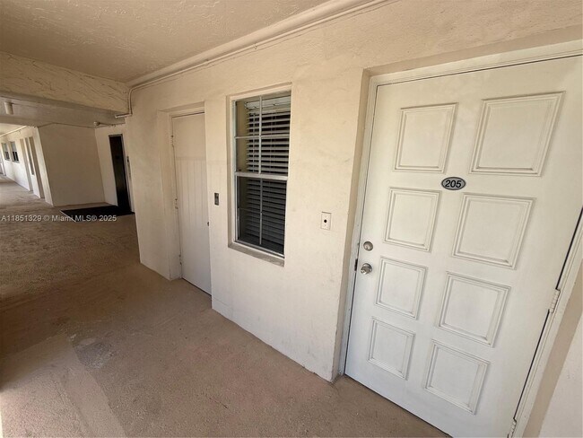 Building Photo - 3351 S Palm Aire Dr
