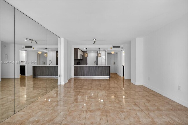 Building Photo - 600 NE 36th St