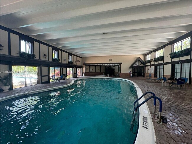 Building Photo - 3720 Inverrary Dr