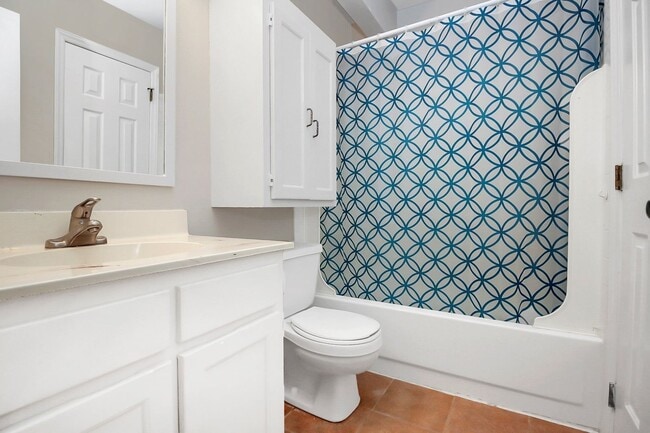 Building Photo - Spacious Condo in East Charlotte; Minutes ...