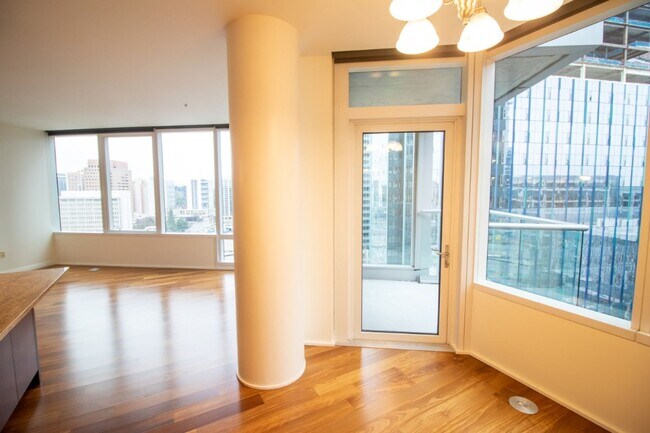 Building Photo - 1bd/1.5ba Bellevue Condo