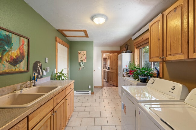 Building Photo - 404 Snake River Dr