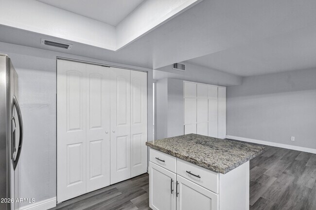 Building Photo - 14 E Hermosa Dr