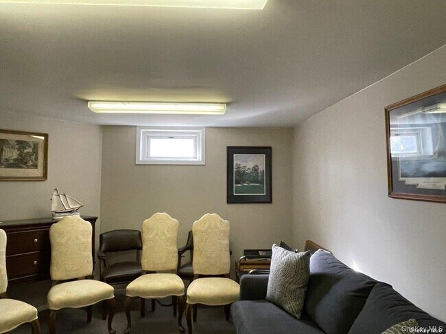 Building Photo - 20 Dewey St