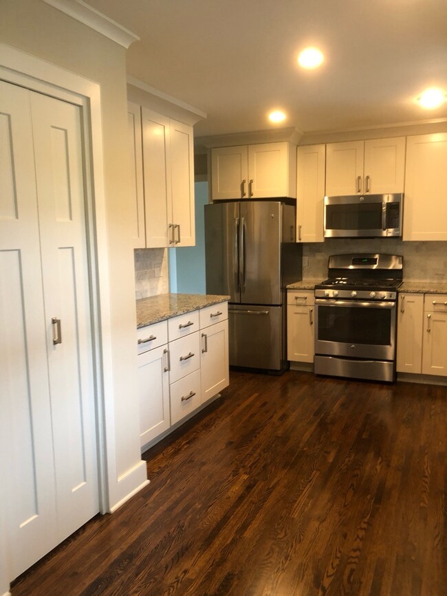 Building Photo - 615 Rice St E