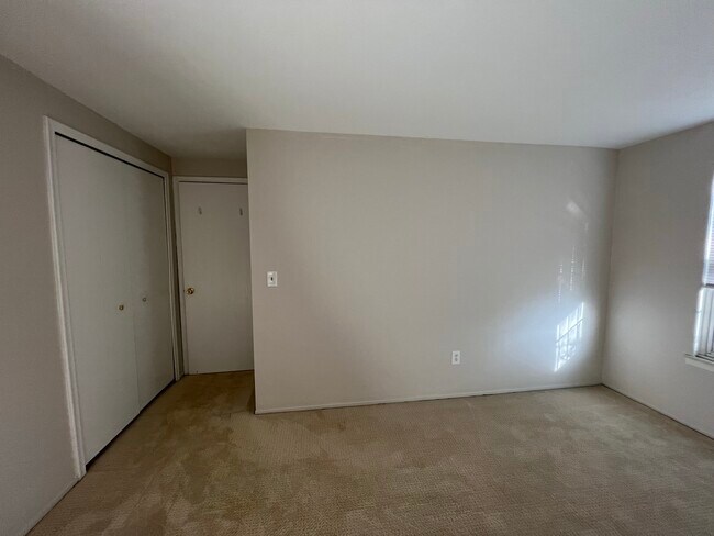 Building Photo - 1891 N Lake Dr