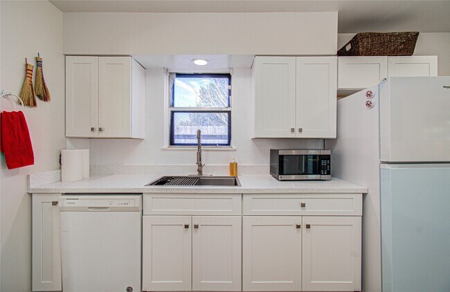 Building Photo - 5926 Ettrick Dr